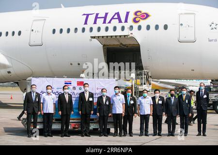 210224 -- BANGKOK, 24 février 2021 -- Premier ministre thaïlandais Prayut Chan-o-cha 3e L, Vice-Premier ministre et Ministre de la Santé publique Anutin Charnvirakul 2e L, Yang Xin 4e L, fonctionnaire de l’ambassade de Chine, et d’autres invités posent pour des photos de groupe lors d’une cérémonie de remise du premier lot de vaccins COVID-19 à l’aéroport Suvarnabhumi de Bangkok, Thaïlande, le 24 février 2021. Le premier lot de vaccins COVID-19 que la Thaïlande a commandé à la Chine Sinovac Biotech est arrivé mercredi dans la capitale Bangkok, mettant le pays sur la bonne voie pour lancer son programme national de vaccination. THAÏLANDE-BANGKOK-CHINE-COVID Banque D'Images