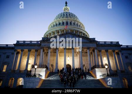 210225 -- BEIJING, le 25 février 2021 -- Un groupe bipartisan de membres du Congrès américain participe à une minute de silence pour les 500 000 vies américaines perdues à cause du COVID-19 sur les marches du Capitole à Washington D.C., aux États-Unis, le 23 février 2021. Photo de /Xinhua XINHUA PHOTOS DU JOUR TingxShen PUBLICATIONxNOTxINxCHN Banque D'Images