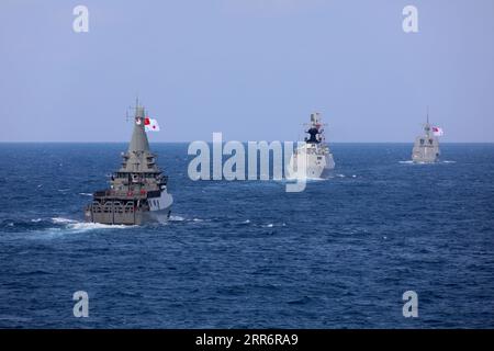 210226 -- BEIJING, 26 février 2021 -- une photo prise le 24 février 2021 montre les forces navales de la Chine et de Singapour effectuant un exercice conjoint dans les eaux près de Singapour. Des opérations conjointes de rendez-vous de flotte, de communication, de mouvement de formation et de sauvetage conjoint ont été menées dans le cadre de l'exercice mercredi. Photo de /Xinhua XINHUA PHOTOS DU JOUR LiangxLihu PUBLICATIONxNOTxINxCHN Banque D'Images