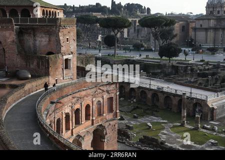 210226 -- ROME, le 26 février 2021 -- les visiteurs marchent au marché de Trajan à Rome, Italie, le 22 février 2021. Avec l’assouplissement des restrictions liées au coronavirus, les musées et les sites culturels ont rouvert à partir du 1 février dans la plupart de l’Italie avec de nouveaux protocoles de surveillance de la santé. La seule chose qui manquait étaient les touristes. Il y avait plusieurs facteurs derrière le faible nombre de visiteurs, selon les médias, allant des difficultés économiques aux soucis de santé en passant par le fait que les billets doivent être achetés à l'avance en ligne. Mais le plus grand facteur était clairement le manque de touristes en raison des craintes de coronavirus et des voyages internationaux r Banque D'Images