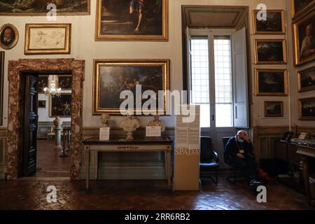 210226 -- ROME, le 26 février 2021 -- Un membre du personnel portant un masque facial travaille à la Galleria Spada à Rome, Italie, le 25 février 2021. Avec l’assouplissement des restrictions liées au coronavirus, les musées et les sites culturels ont rouvert à partir du 1 février dans la plupart de l’Italie avec de nouveaux protocoles de surveillance de la santé. La seule chose qui manquait étaient les touristes. Il y avait plusieurs facteurs derrière le faible nombre de visiteurs, selon les médias, allant des difficultés économiques aux soucis de santé en passant par le fait que les billets doivent être achetés à l'avance en ligne. Mais le plus grand facteur était clairement le manque de touristes en raison des craintes du coronavirus Banque D'Images