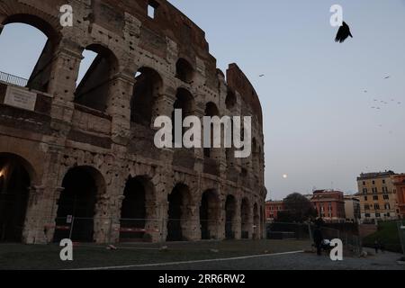 210226 -- ROME, 26 février 2021 -- la photo prise le 26 février 2021 montre la pleine lune au-dessus du Colisée à Rome, en Italie. Le Festival des lanternes chinoises tombe vendredi cette année. ITALIE-ROME-FESTIVAL LANTERNE-PLEINE LUNE CHENGXTINGTING PUBLICATIONXNOTXINXCHN Banque D'Images