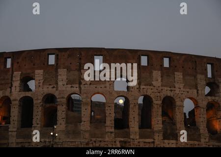 210226 -- ROME, 26 février 2021 -- la photo prise le 26 février 2021 montre la pleine lune au-dessus du Colisée à Rome, en Italie. Le Festival des lanternes chinoises tombe vendredi cette année. ITALIE-ROME-FESTIVAL LANTERNE-PLEINE LUNE CHENGXTINGTING PUBLICATIONXNOTXINXCHN Banque D'Images