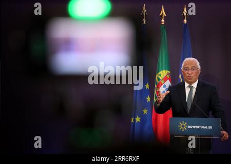 210227 -- LISBONNE, le 27 février 2021 -- le Premier ministre portugais Antonio Costa prend la parole lors d'une conférence de presse à l'issue d'un sommet de vidéoconférence de deux jours des membres du Conseil européen sur la pandémie de COVID-19 au Centro Cultural de Belem à Lisbonne, Portugal, le 26 février 2021. Émergeant de la réunion du Conseil européen, qui s’est tenue par vidéoconférence les 25 et 26 février, le Premier ministre portugais Antonio Costa a déclaré que tous les participants étaient d’accord que, pour éradiquer la pandémie, il est nécessaire d’accélérer le processus de vaccination contre le nouveau coronavirus dans l’Union européenne. Photo de /Xinhu Banque D'Images