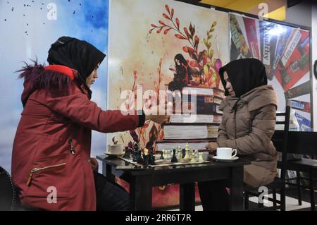 210227 -- SHIERGHAN, le 27 février 2021 -- des filles afghanes jouent aux échecs dans un café géré par Malalai Mobariz à Shiberghan, capitale de la province de Jawzjan, Afghanistan, le 20 février 2021. Dans un Afghanistan en proie au militantisme, il n est pas facile pour les femmes de gérer leur propre entreprise, mais Malalai Mobariz fait partie d une poignée de femmes qui ont dû faire face aux défis et ont ouvert un café dans la ville de Shiberghan, au nord du pays. POUR ALLER AVEC feature : les femmes afghanes dirigent un café avec résilience, travail acharné et courage photo par /Xinhua AFGHANISTAN-JAWZJAN-COFFEE SHOP-WOMEN MohammadxJanxAria PUBLICATIONxNOTxINxCHN Banque D'Images