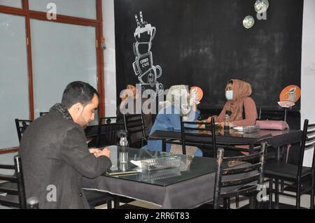 210227 -- SHIERGHAN, 27 février 2021 -- une photo prise le 20 février 2021 montre des gens dans un café géré par Malalai Mobariz à Shiberghan, capitale de la province de Jawzjan, Afghanistan. Dans un Afghanistan en proie au militantisme, il n est pas facile pour les femmes de gérer leur propre entreprise, mais Malalai Mobariz fait partie d une poignée de femmes qui ont dû faire face aux défis et ont ouvert un café dans la ville de Shiberghan, au nord du pays. POUR ALLER AVEC feature : les femmes afghanes dirigent un café avec résilience, travail acharné et courage photo par /Xinhua AFGHANISTAN-JAWZJAN-COFFEE SHOP-WOMEN MohammadxJanxAria PUBLICATIONxNOTxINxCHN Banque D'Images