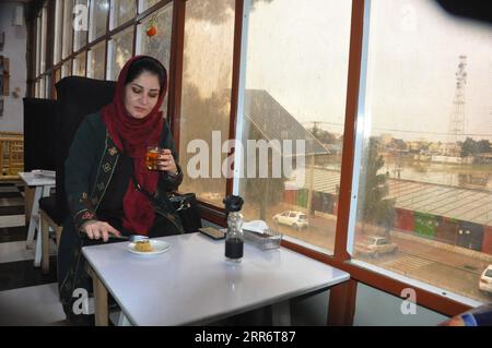 210227 -- SHIERGHAN, 27 février 2021 -- une photo prise le 20 février 2021 montre Malalai Mobariz, gérant d'un café à Shiberghan, capitale de la province de Jawzjan, Afghanistan. Dans un Afghanistan en proie au militantisme, il n est pas facile pour les femmes de gérer leur propre entreprise, mais Malalai Mobariz fait partie d une poignée de femmes qui ont dû faire face aux défis et ont ouvert un café dans la ville de Shiberghan, au nord du pays. POUR ALLER AVEC feature : les femmes afghanes dirigent un café avec résilience, travail acharné et courage photo par /Xinhua AFGHANISTAN-JAWZJAN-COFFEE SHOP-WOMEN MohammadxJanxAria PUBLICATIONxNOTxINxCHN Banque D'Images