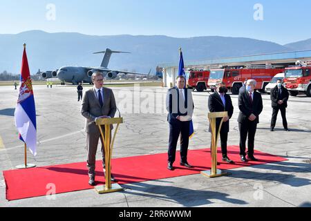 210302 -- SARAJEVO, le 2 mars 2021 -- le président serbe Aleksandar Vucic 1st L assiste à une conférence de presse à l'aéroport international de Sarajevo, en Bosnie-Herzégovine, le 2 mars 2021. Le président serbe Aleksandar Vucic s’est rendu en Bosnie-Herzégovine et a remis un don de 5 000 vaccins COVID-19 10 000 doses à son voisin, a déclaré mardi la présidence de la Bosnie-Herzégovine dans un communiqué de presse. Photo de /Xinhua BOSNIE-HERZÉGOVINE-SARAJEVO-SERBIE-DON DE VACCINS NedimxGrabovica PUBLICATIONxNOTxINxCHN Banque D'Images