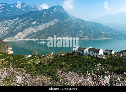 210304 -- PÉKIN, le 4 mars 2021 -- une photo prise le 3 mars 2021 montre des paysages le long de la section du fleuve Yangtze dans le comté de Zigui, dans la province du Hubei au centre de la Chine. Photo de /Xinhua XINHUA PHOTOS DU JOUR ZhengxJiayu PUBLICATIONxNOTxINxCHN Banque D'Images