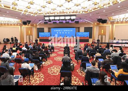 210304 -- BEIJING, le 4 mars 2021 -- des journalistes assistent à une conférence de presse de la quatrième session de la 13e Conférence consultative politique du peuple chinois (CCPPC) par liaison vidéo à Beijing, capitale de la Chine, le 3 mars 2021. Le Comité national de la CCPPC a tenu une conférence de presse mercredi après-midi, avant la session annuelle de l organe consultatif politique de haut niveau. Guo Weimin, porte-parole de la quatrième session du 13e Comité national de la CPPCC, a informé les médias de la session et a répondu aux questions par liaison vidéo en raison de la riposte à l’épidémie. XINHUA PHOTOS O Banque D'Images