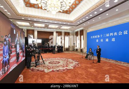 210304 -- BEIJING, 4 mars 2021 -- les membres du 13e Comité national de la Conférence consultative politique du peuple chinois (CCPPC) sont interviewés par liaison vidéo avant l'ouverture de la quatrième session du 13e Comité national de la CCPPC au Grand Hall du peuple à Beijing, capitale de la Chine, le 4 mars 2021. DEUX MEMBRES DE SESSIONSCHINA-BEIJING-CPPCC-INTERVIEW CN ZHANGXHAOFU PUBLICATIONXNOTXINXCHN Banque D'Images