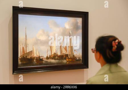 210304 -- CANBERRA, le 4 mars 2021 -- Un visiteur voit une peinture lors de l'avant-première d'une exposition à Canberra, en Australie, le 3 mars 2021. Une exposition avec 61 peintures de la National Gallery London couvrant près de 500 ans débutera vendredi. Il a rassemblé des œuvres de 56 des plus grands artistes de l'histoire européenne, dont Botticelli, Titien, Velazquez, Rembrandt, Vermeer, Goya, Van Dyck, Canaletto, Turner, Renoir, Cézanne, Monet et Gauguin, et se déroulera jusqu'en juin 14. POUR ALLER AVEC National Gallery of Australia illuminé par des chefs-d'œuvre européens photo par /Xinhua AUSTRALIA-CANBERRA-EUR Banque D'Images