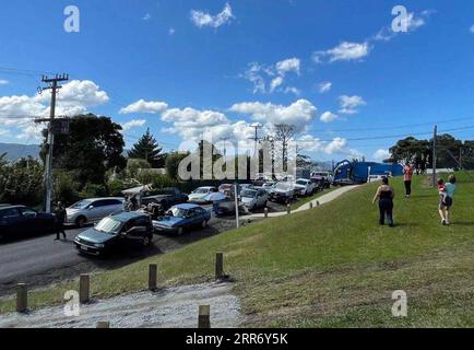 210305 -- WELLINGTON, le 5 mars 2021 -- les gens se rassemblent sur des hauteurs à Whangarei, en Nouvelle-Zélande, le 5 mars 2021. L’Agence nationale de gestion des urgences NEMA de Nouvelle-Zélande a lancé vendredi la troisième alerte consécutive au tsunami après un séisme de magnitude 8, le troisième séisme fort du jour au lendemain, a secoué à 8:25 heures du matin heure locale aux îles Kermadec, à environ 1 100 km au nord de l’île du Nord de la Nouvelle-Zélande. /Document via Xinhua NEW ZEALAND-TREMBLEMENTS Skykiwi PUBLICATIONxNOTxINxCHN Banque D'Images