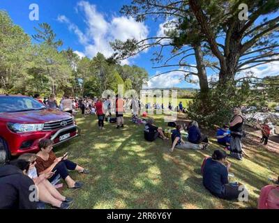 210305 -- WELLINGTON, le 5 mars 2021 -- les gens se rassemblent sur des hauteurs à Whangarei, en Nouvelle-Zélande, le 5 mars 2021. L’Agence nationale de gestion des urgences NEMA de Nouvelle-Zélande a lancé vendredi la troisième alerte consécutive au tsunami après un séisme de magnitude 8, le troisième séisme fort du jour au lendemain, a secoué à 8:25 heures du matin heure locale aux îles Kermadec, à environ 1 100 km au nord de l’île du Nord de la Nouvelle-Zélande. /Document via Xinhua NEW ZEALAND-TREMBLEMENTS Skykiwi PUBLICATIONxNOTxINxCHN Banque D'Images