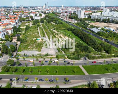 23 août 2023, Saxe, Leipzig : vue de l'espace ouvert non aménagé derrière la gare Bayerischer Bahnhof au sud de Leipzig, avec le pont Semmelweißbrücke sur Kurt-Eisner-Strasse au premier plan. Avec le plan de développement n° 397,1 'Urban Space Bayerischer Bahnhof - Urban Quarter Lößniger Straße', un nouveau quartier doit être créé sur la friche de 36 hectares. Un parc de huit hectares, environ 1 800 appartements, écoles, salles de sport, garderies, des magasins et environ 150 000 mètres carrés d'espace commercial sont prévus dans le quartier des deux côtés de la route du tunnel de la ville. (Antenne Banque D'Images