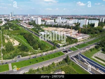 23 août 2023, Saxe, Leipzig : vue de l'espace ouvert non aménagé derrière la gare Bayerischer Bahnhof au sud de Leipzig, avec le pont Semmelweißbrücke sur Kurt-Eisner-Strasse au premier plan. Avec le plan de développement n° 397,1 'Urban Space Bayerischer Bahnhof - Urban Quarter Lößniger Straße', un nouveau quartier doit être créé sur la friche de 36 hectares. Un parc de huit hectares, environ 1 800 appartements, écoles, salles de sport, garderies, des magasins et environ 150 000 mètres carrés d'espace commercial sont prévus dans le quartier des deux côtés de la route du tunnel de la ville. (Antenne Banque D'Images