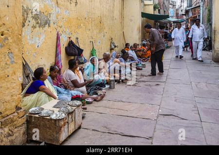 Vrindavan, Uttar Pradesh, 18 octobre 2019 : pauvres mendiants assis à la recherche d'aumônes sur le côté de la route de Vrindavan une petite ville et un lieu Saint pour hindou Banque D'Images