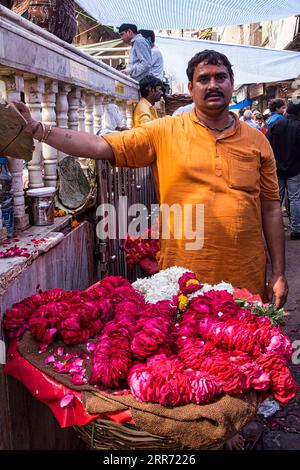 Vrindavan, Uttar Pradesh, 19 octobre 2019 : fleuriste indien vendant ses produits floraux devant le célèbre temple Bankey Bihari le matin tim Banque D'Images