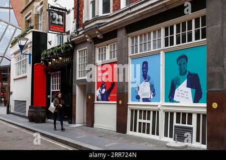 210309 -- LONDRES, le 9 mars 2021 -- Un étudiant passe devant un salon étudiant sur le campus de la LSE de la London School of Economics and Political Science à Londres, en Grande-Bretagne, le 8 mars 2021. Au milieu d un sentiment mitigé de nervosité et d excitation, des millions d enfants sont retournés à l école dans toute l Angleterre lundi dans le cadre de la phase 1 de la feuille de route du gouvernement britannique pour se remettre de la pandémie de COVID-19. BRITAIN-LONDRES-COVID-19-ROADMAP-PHASE ONE HANXYAN PUBLICATIONXNOTXINXCHN Banque D'Images