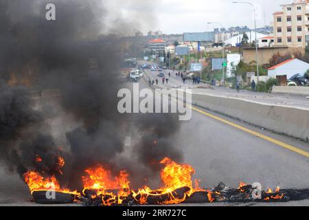 210308 -- BEYROUTH, le 8 mars 2021 -- une photo prise le 8 mars 2021 montre une route bloquée par des pneus brûlés à Jiyeh, au Liban. Des manifestants en colère ont bloqué des routes clés à travers le Liban lundi matin lors d'une manifestation contre la détérioration des conditions économiques et financières dans le pays, ont rapporté les médias locaux. LIBAN-BEYROUTH-MANIFESTATION BilalxJawich PUBLICATIONxNOTxINxCHN Banque D'Images