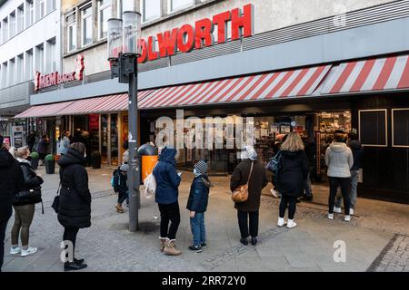 210309 -- BERLIN, le 9 mars 2021 -- les gens font la queue pour entrer dans un magasin à Berlin, en Allemagne, le 9 mars 2021. Les magasins de Berlin ont été autorisés à rouvrir mardi avec des exigences et des restrictions hygiéniques. Photo de /Xinhua ALLEMAGNE-BERLIN-COVID-19-MAGASINS-RÉOUVERTURE StefanxZeitz PUBLICATIONxNOTxINxCHN Banque D'Images