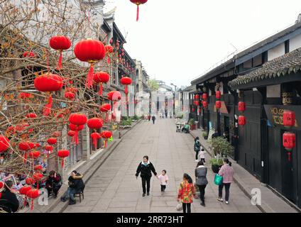 210310 -- CHONGQING, le 10 mars 2021 -- une photo aérienne prise le 10 mars 2021 montre des touristes visitant l'ancienne ville de Shuangjiang dans le district de Tongnan, dans le sud-ouest de la Chine, à Chongqing. L'ancienne ville de Shuangjiang, située dans le district de Tongnan à Chongqing, a été construite à la fin des dynasties Ming 1368-1644 et au début des dynasties Qing 1644-1911. Ces dernières années, les autorités locales ont restauré la ville sur la base de son apparence originale. CHINE-CHONGQING-SHUANGJIANG-ANCIENNE VILLE CN WANGXQUANCHAO PUBLICATIONXNOTXINXCHN Banque D'Images