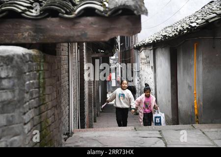 210310 -- CHONGQING, le 10 mars 2021 -- les enfants s'amusent dans l'ancienne ville de Shuangjiang, dans le district de Tongnan, au sud-ouest de la Chine, Chongqing, le 10 mars 2021. L'ancienne ville de Shuangjiang, située dans le district de Tongnan à Chongqing, a été construite à la fin des dynasties Ming 1368-1644 et au début des dynasties Qing 1644-1911. Ces dernières années, les autorités locales ont restauré la ville sur la base de son apparence originale. CHINE-CHONGQING-SHUANGJIANG-ANCIENNE VILLE CN WANGXQUANCHAO PUBLICATIONXNOTXINXCHN Banque D'Images