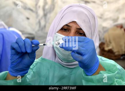 210311 -- PESHAWAR, le 11 mars 2021 -- Un travailleur médical prépare une dose de vaccin COVID-19 dans un centre de vaccination à Peshawar, au nord-ouest du Pakistan, le 10 mars 2021. Le Pakistan a commencé à vacciner les personnes âgées de 60 ans et plus mercredi. Photo de /Xinhua PAKISTAN-COVID-19-VACCINATION-SENIORS SaeedxAhmad PUBLICATIONxNOTxINxCHN Banque D'Images