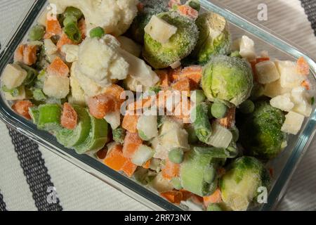 Légumes mélangés congelés pour un stockage à long terme. Congélation profonde des légumes. Décongélation des aliments surgelés légumes de fond Banque D'Images