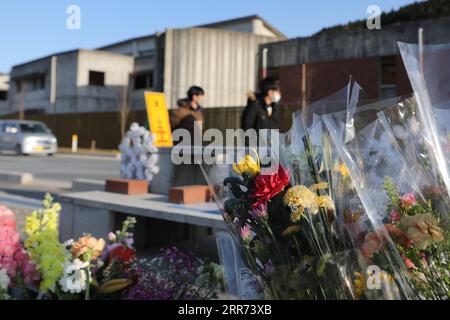 210311 -- ISHINOMAKI, le 11 mars 2021 -- des fleurs sont déposées devant les ruines de l'école élémentaire Okawa à Ishinomaki, Japon, le 9 mars 2021. Une école primaire publique de la préfecture de Miyagi a perdu plus de 80 vies dans le tsunami qui a suivi le tremblement de terre de mars 2011 dans le nord-est du Japon. Dix ans plus tard, les ruines du bâtiment de l'école racontent encore l'inimaginable tragédie de la calamité. POUR ALLER AVEC Feature : 10 ans plus tard, l école japonaise frappée par le tsunami raconte encore une tragédie inimaginable JAPON-ISHINOMAKI-TSUNAMI-ANNIVERSAIRE-ÉCOLE PRIMAIRE DuxXiaoyi PUBLICATIONxNOTxINxCHN Banque D'Images