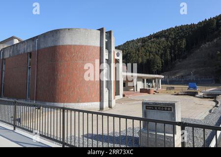 210311 -- ISHINOMAKI, le 11 mars 2021 -- les ruines de l'école élémentaire Okawa sont vues à Ishinomaki, Japon, le 9 mars 2021. Une école primaire publique de la préfecture de Miyagi a perdu plus de 80 vies dans le tsunami qui a suivi le tremblement de terre de mars 2011 dans le nord-est du Japon. Dix ans plus tard, les ruines du bâtiment de l'école racontent encore l'inimaginable tragédie de la calamité. POUR ALLER AVEC Feature : 10 ans plus tard, l école japonaise frappée par le tsunami raconte encore une tragédie inimaginable JAPON-ISHINOMAKI-TSUNAMI-ANNIVERSAIRE-ÉCOLE PRIMAIRE DuxXiaoyi PUBLICATIONxNOTxINxCHN Banque D'Images