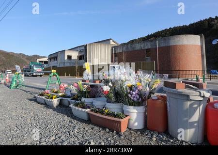 210311 -- ISHINOMAKI, le 11 mars 2021 -- des fleurs sont déposées devant les ruines de l'école élémentaire Okawa à Ishinomaki, Japon, le 9 mars 2021. Une école primaire publique de la préfecture de Miyagi a perdu plus de 80 vies dans le tsunami qui a suivi le tremblement de terre de mars 2011 dans le nord-est du Japon. Dix ans plus tard, les ruines du bâtiment de l'école racontent encore l'inimaginable tragédie de la calamité. POUR ALLER AVEC Feature : 10 ans plus tard, l école japonaise frappée par le tsunami raconte encore une tragédie inimaginable JAPON-ISHINOMAKI-TSUNAMI-ANNIVERSAIRE-ÉCOLE PRIMAIRE DuxXiaoyi PUBLICATIONxNOTxINxCHN Banque D'Images