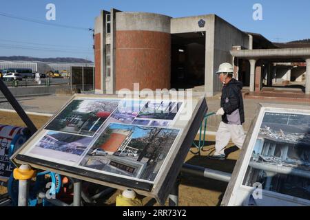 210311 -- ISHINOMAKI, 11 mars 2021 -- des photos de l'école avant la catastrophe sont exposées sur les ruines de l'école élémentaire Okawa à Ishinomaki, Japon, le 9 mars 2021. Une école primaire publique de la préfecture de Miyagi a perdu plus de 80 vies dans le tsunami qui a suivi le tremblement de terre de mars 2011 dans le nord-est du Japon. Dix ans plus tard, les ruines du bâtiment de l'école racontent encore l'inimaginable tragédie de la calamité. POUR ALLER AVEC Feature : 10 ans plus tard, l école japonaise frappée par le tsunami raconte encore une tragédie inimaginable JAPON-ISHINOMAKI-TSUNAMI-ANNIVERSAIRE-ÉCOLE PRIMAIRE DuxXiaoyi PUBLICATIONxNOTxINx Banque D'Images