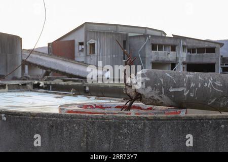 210311 -- ISHINOMAKI, le 11 mars 2021 -- les ruines de l'école élémentaire Okawa sont vues à Ishinomaki, Japon, le 9 mars 2021. Une école primaire publique de la préfecture de Miyagi a perdu plus de 80 vies dans le tsunami qui a suivi le tremblement de terre de mars 2011 dans le nord-est du Japon. Dix ans plus tard, les ruines du bâtiment de l'école racontent encore l'inimaginable tragédie de la calamité. POUR ALLER AVEC Feature : 10 ans plus tard, l école japonaise frappée par le tsunami raconte encore une tragédie inimaginable JAPON-ISHINOMAKI-TSUNAMI-ANNIVERSAIRE-ÉCOLE PRIMAIRE DuxXiaoyi PUBLICATIONxNOTxINxCHN Banque D'Images