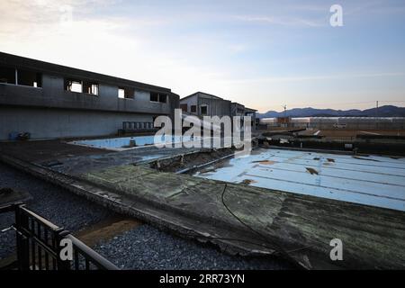 210311 -- ISHINOMAKI, le 11 mars 2021 -- les ruines de l'école élémentaire Okawa sont vues à Ishinomaki, Japon, le 9 mars 2021. Une école primaire publique de la préfecture de Miyagi a perdu plus de 80 vies dans le tsunami qui a suivi le tremblement de terre de mars 2011 dans le nord-est du Japon. Dix ans plus tard, les ruines du bâtiment de l'école racontent encore l'inimaginable tragédie de la calamité. POUR ALLER AVEC Feature : 10 ans plus tard, l école japonaise frappée par le tsunami raconte encore une tragédie inimaginable JAPON-ISHINOMAKI-TSUNAMI-ANNIVERSAIRE-ÉCOLE PRIMAIRE DuxXiaoyi PUBLICATIONxNOTxINxCHN Banque D'Images