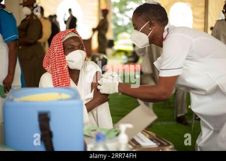 210311 -- ZOMBA MALAWI, le 11 mars 2021 -- Un résident local reçoit le vaccin COVID-19 à Zomba, Malawi, le 11 mars 2021. Le président du Malawi, Lazarus Chakwera, et son adjoint, Saulos Chilima, ont conduit jeudi le pays à obtenir le vaccin AstraZeneca COVID-19 pour marquer le déploiement officiel de la campagne de vaccination. Photo par /Xinhua MALAWI-ZOMBA-COVID-19 CAMPAGNE DE VACCINATION-DÉPLOIEMENT JosephxMizere PUBLICATIONxNOTxINxCHN Banque D'Images