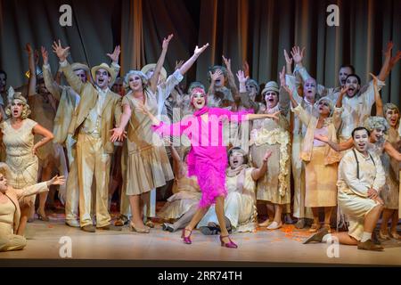 Magdeburg, Allemagne. 06 septembre 2023. Meike Hartmann dans le double rôle de Suzanne Provence et Princesse Laya répète une scène de la pièce 'la fleur d'Hawaï' avec l'ensemble du Théâtre Magdeburg. Avec la première le 08 septembre 2023, le Théâtre Magdeburg entre dans la nouvelle saison. Crédit : Klaus-Dietmar Gabbert/dpa/ZB/dpa/Alamy Live News Banque D'Images