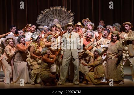 Magdeburg, Allemagne. 06 septembre 2023. Dogukan Kuran (M) dans le rôle de Kaluna répète une scène de la pièce 'la fleur d'Hawaï' avec l'ensemble du Theater Magdeburg. Avec la première le 8 septembre 2023, le Theater Magdeburg entre dans la nouvelle saison. Crédit : Klaus-Dietmar Gabbert/dpa/ZB/dpa/Alamy Live News Banque D'Images