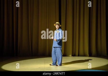 Magdeburg, Allemagne. 06 septembre 2023. Alexander Sprague dans le rôle du prince LILO-Taro répète une scène de la pièce 'la fleur d'Hawaï' avec l'ensemble du théâtre Magdeburg. Avec la première le 08 septembre 2023, le Theater Magdeburg entre dans la nouvelle saison. Crédit : Klaus-Dietmar Gabbert/dpa/ZB/dpa/Alamy Live News Banque D'Images