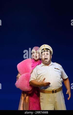 Magdeburg, Allemagne. 06 septembre 2023. Meike Hartmann (l) dans le double rôle de Suzanne Provence et la princesse Laya et Harald Stone dans le rôle du capitaine Reginald répètent une scène de la pièce 'la fleur d'Hawaï'. Avec la première le 08 septembre 2023, le Theater Magdeburg entre dans la nouvelle saison. Crédit : Klaus-Dietmar Gabbert/dpa/ZB/dpa/Alamy Live News Banque D'Images