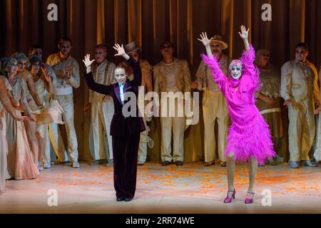 Magdeburg, Allemagne. 06 septembre 2023. Carmen Steinert (à gauche) dans le rôle de Jimmy et Meike Hartmann (à droite) dans le double rôle de Suzanne Provence et Princesse Laya répètent une scène de la pièce 'la fleur d'Hawaï'. Theater Magdeburg débutera la nouvelle saison avec la première le 08 septembre 2023. Crédit : Klaus-Dietmar Gabbert/dpa/ZB/dpa/Alamy Live News Banque D'Images