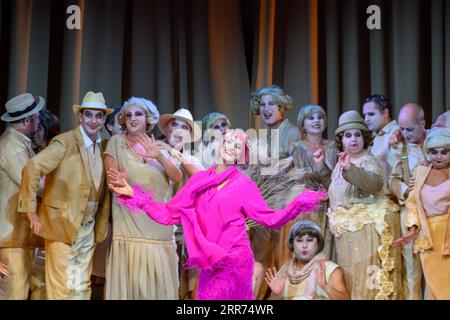 Magdeburg, Allemagne. 06 septembre 2023. Meike Hartmann dans le double rôle de Suzanne Provence et Princesse Laya répète une scène de la pièce 'la fleur d'Hawaï' avec l'ensemble du Théâtre Magdeburg. Avec la première le 08 septembre 2023, le Théâtre Magdeburg entre dans la nouvelle saison. Crédit : Klaus-Dietmar Gabbert/dpa/ZB/dpa/Alamy Live News Banque D'Images