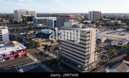 Santa Ana, Californie, États-Unis - 12 août 2023 : la lumière du soleil de l'après-midi brille sur le noyau urbain du centre-ville de Santa Ana. Banque D'Images