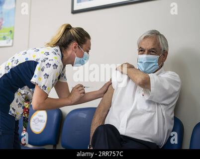 210313 -- SANTIAGO, le 13 mars 2021 -- le président chilien Sebastian Pinera reçoit sa deuxième dose de vaccin contre la COVID-19 développé par la société pharmaceutique chinoise Sinovac à Santiago, au Chili, le 12 mars 2021. /Document via Xinhua CHILE-SANTIAGO-COVID-19-PRESIDENT-CHINESE VACCINE OfficexxthexChileanxPresident PUBLICATIONxNOTxINxCHN Banque D'Images