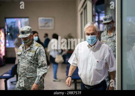 210313 -- SANTIAGO, le 13 mars 2021 -- le président chilien Sebastian Pinera arrive à un hôpital pour recevoir sa deuxième dose de vaccin contre le COVID-19 développé par la société pharmaceutique chinoise Sinovac à Santiago, au Chili, le 12 mars 2021. /Document via Xinhua CHILE-SANTIAGO-COVID-19-PRESIDENT-CHINESE VACCINE OfficexxthexChileanxPresident PUBLICATIONxNOTxINxCHN Banque D'Images