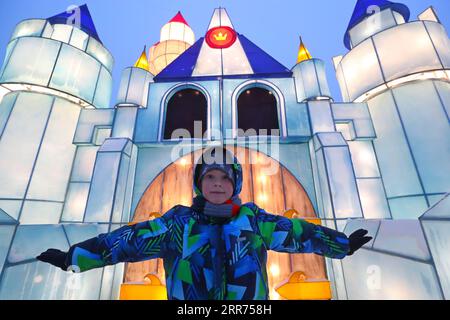 210313 -- MINSK, le 13 mars 2021 -- Un enfant pose pour des photos lors d'un spectacle de lumière dans un parc botanique à Minsk, Biélorussie, le 12 mars 2021. BIÉLORUSSIE-MINSK-SPECTACLE DE LUMIÈRES DE LA VIE QUOTIDIENNE HENADZXZHINKOV PUBLICATIONXNOTXINXCHN Banque D'Images