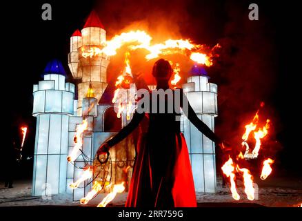 210313 -- MINSK, le 13 mars 2021 -- un artiste se produit lors d'un spectacle de lumière dans un parc botanique de Minsk, Biélorussie, le 12 mars 2021. BIÉLORUSSIE-MINSK-SPECTACLE DE LUMIÈRES DE LA VIE QUOTIDIENNE HENADZXZHINKOV PUBLICATIONXNOTXINXCHN Banque D'Images