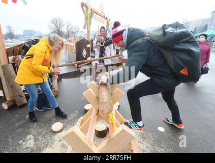 210313 -- MINSK, le 13 mars 2021 -- des gens participent aux célébrations du festival Maslenitsa à Minsk, Biélorussie, le 13 mars 2021. Maslenitsa est une fête religieuse pour célébrer le début du printemps. Photo de /Xinhua BELARUS-MINSK-MASLENITSA FESTIVAL ZhinkovxHenadz PUBLICATIONxNOTxINxCHN Banque D'Images