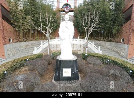210313 -- BAODING, le 13 mars 2021 -- Une statue de zu Chongzhi est photographiée au lycée zu Chongzhi dans le comté de Laishui, dans la province du Hebei du nord de la Chine, le 13 mars 2021. Le 14 mars est célébré dans le monde entier comme le jour de Pi, puisque 3, 1 et 4 sont les trois premiers chiffres significatifs de la constante mathématique qui dénote le rapport entre la circonférence d un cercle et son diamètre. Zu Chongzhi, mathématicien et astronome chinois du 5e siècle, avait fait une réalisation remarquable en déterminant la valeur Pi avec une précision de sept décimales, entre 3,1415926 et 3,1415927. Son calcul Banque D'Images