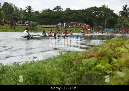 Kolkata, Inde. 06 septembre 2023. Traditionnel 8e festival annuel de course de bateaux dans les Sundarbans sur la rivière Thakuran (également appelé Jamira) dans les Sundarbans avec des milliers d'habitants acclamés à Betberia Ghola, à environ 50 km de distance de Kolkata. Où six bateaux de 60 pieds de long participant avec 9 bateliers chacun organisé par les villageois de Ramamari et Gobramari, Sud 24 Parganas, Bengale occidental. (Photo de Biswarup Ganguly/Pacific Press) crédit : Pacific Press Media production Corp./Alamy Live News Banque D'Images